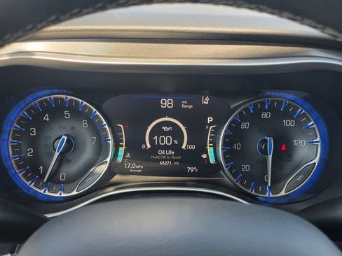 Certified 2024 Chrysler Pacifica Touring-L FWD image 36