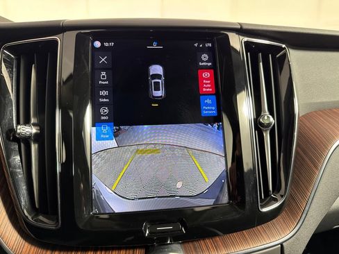 Used 2023 Volvo XC60 B5 Plus AWD/4WD image 29