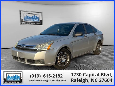 Used 2010 Ford Focus SE image 1
