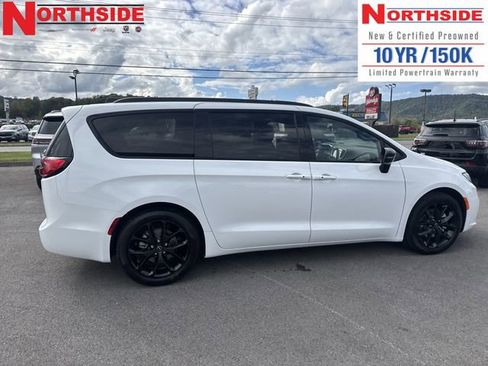 New 2026 Chrysler Pacifica Limited w/ Uconnect Theater Family Group image 5