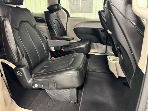Used 2018 Chrysler Pacifica Touring-L Plus FWD image 9