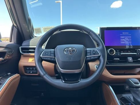 Used 2023 Toyota Highlander Platinum AWD/4WD image 12