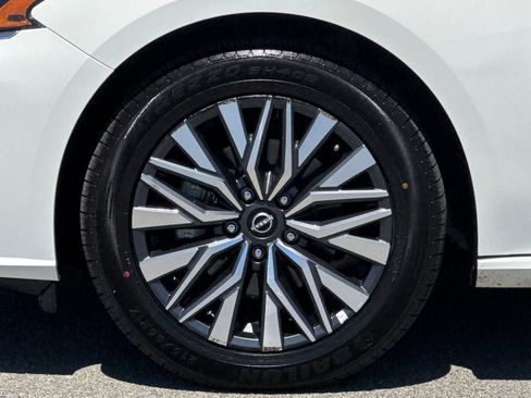 Used 2025 Nissan Altima 2.5 SV FWD image 25