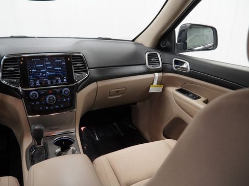 Certified 2022 Jeep Grand Cherokee Laredo E image 26