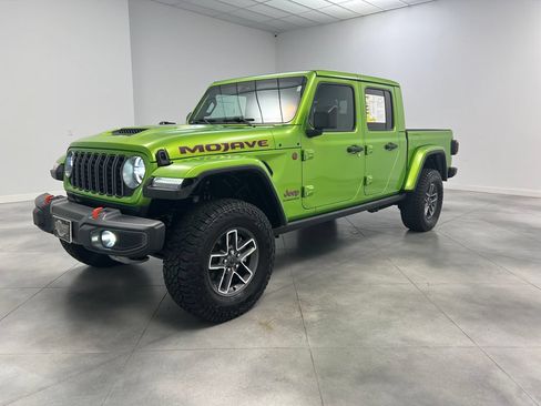 Used 2025 Jeep Gladiator Mojave w/ Convenience Group AWD/4WD image 4