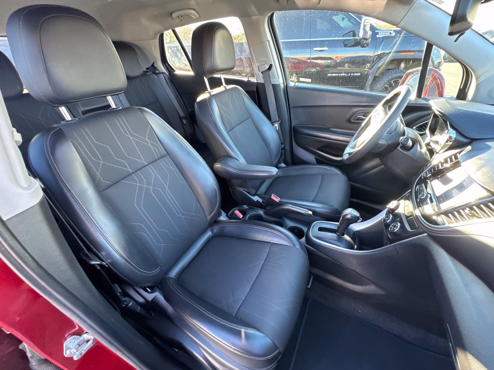 Used 2022 Chevrolet Trax LT w/ LT Convenience Package AWD/4WD image 32
