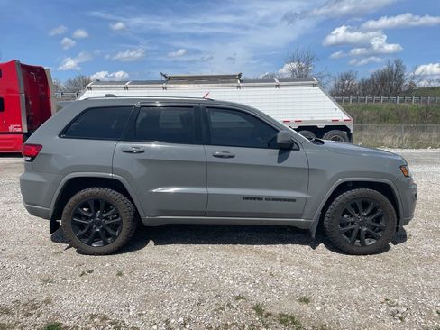Used 2020 Jeep Grand Cherokee Altitude image 5