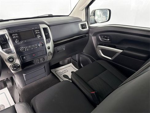 Used 2018 Nissan Titan SV image 22
