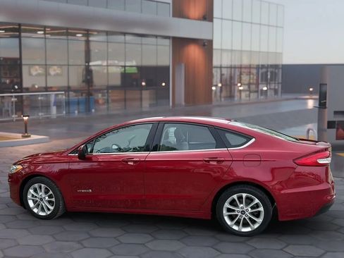Used 2019 Ford Fusion SE image 4