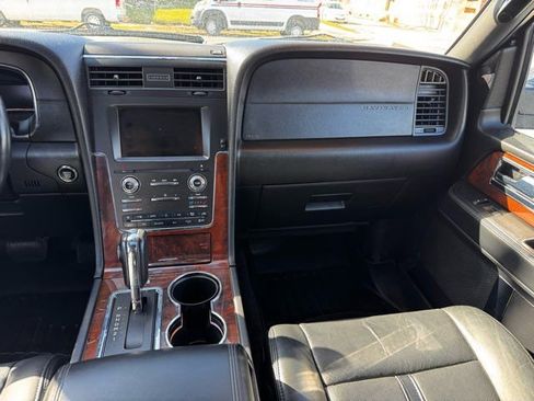 Used 2015 Lincoln Navigator 4WD image 23