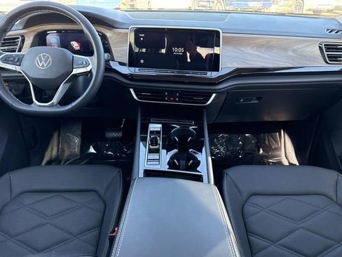 Used 2025 Volkswagen Atlas SE image 18