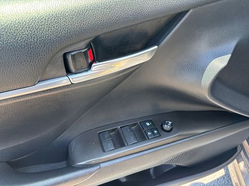 Used 2021 Toyota Camry SE w/ Convenience Package FWD image 11