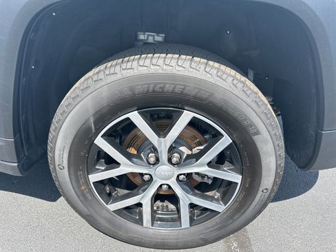 Used 2024 Jeep Grand Cherokee Limited image 17