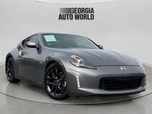 Used 2018 Nissan 370Z Touring RWD image 2
