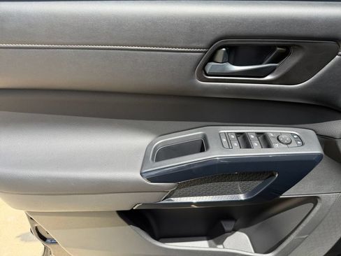 Used 2025 Nissan Pathfinder SV FWD image 11