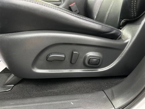 Used 2020 Nissan Pathfinder Platinum image 10