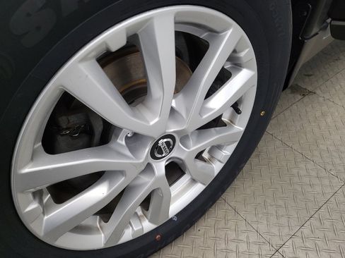 Used 2018 Nissan Rogue SV image 31