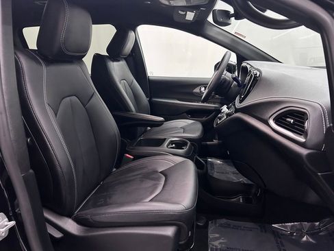 Used 2025 Chrysler Pacifica Select image 19