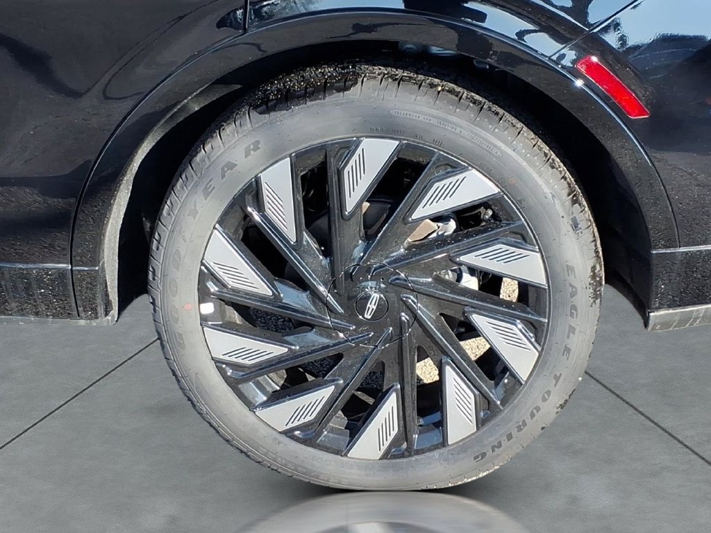 New 2025 Lincoln Nautilus Reserve w/ Jet Appearance Package AWD/4WD image 4