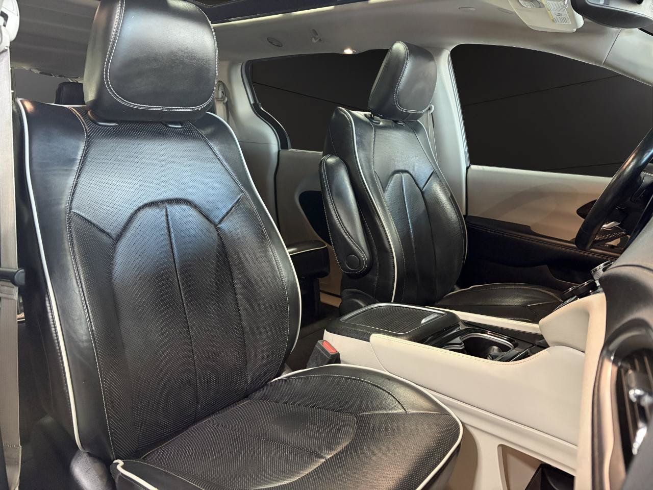 Used 2022 Chrysler Pacifica Limited FWD image 17