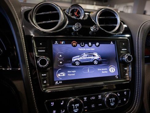 Used 2018 Bentley Bentayga image 49