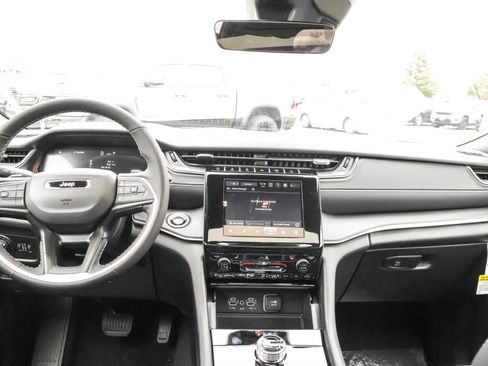 New 2025 Jeep Grand Cherokee Altitude image 12