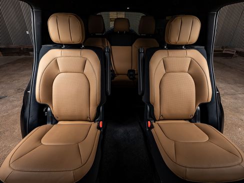 Used 2025 Land Rover Defender 130 X image 32