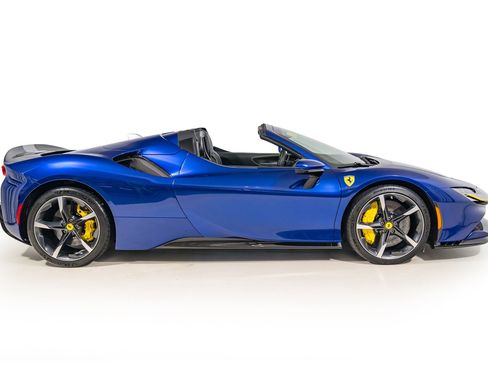 Used 2022 Ferrari SF90 Spider image 8