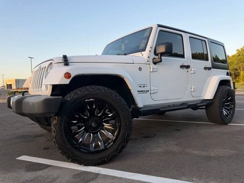 Used 2017 Jeep Wrangler Unlimited Sahara w/ Connectivity Group AWD/4WD image 3