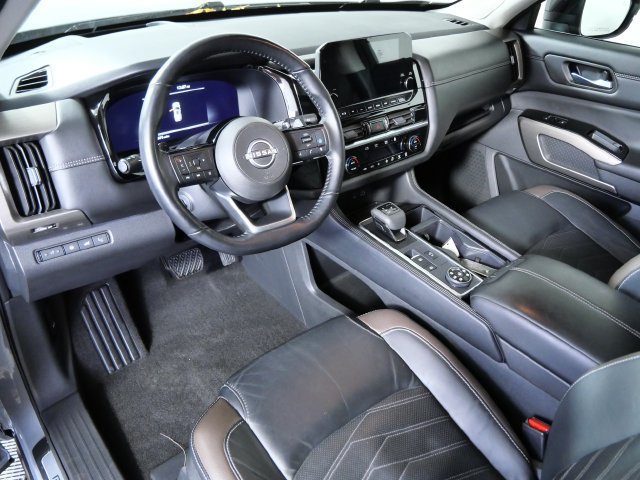 Used 2023 Nissan Pathfinder Platinum AWD/4WD image 3