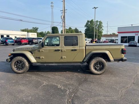 Used 2025 Jeep Gladiator Sport AWD/4WD image 6