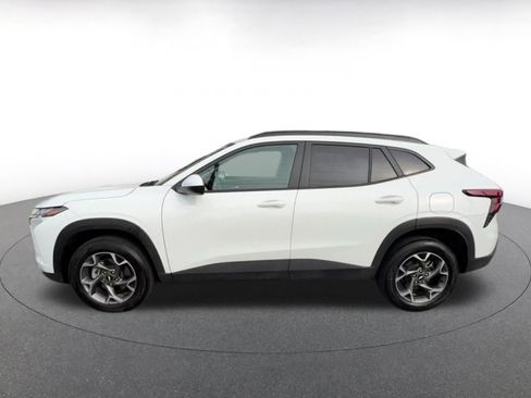 Used 2025 Chevrolet Trax LT w/ LT Convenience Package image 9