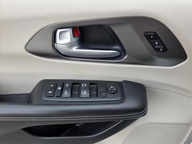 Used 2024 Chrysler Pacifica Touring-L FWD image 26