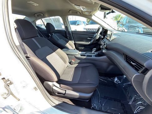 Used 2025 Nissan Sentra SV FWD image 34
