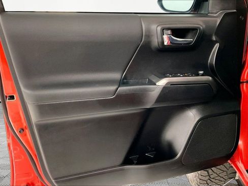 Used 2017 Toyota Tacoma TRD Sport w/ Tow Package (A/T) AWD/4WD image 18