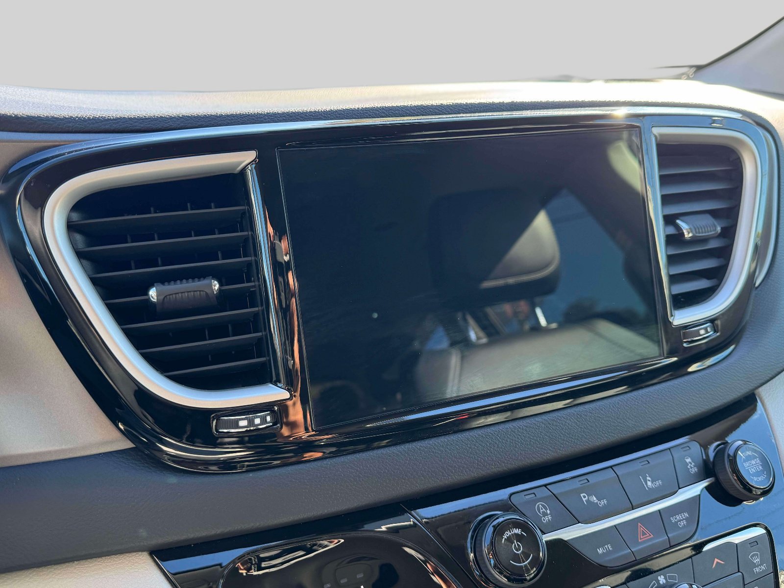 Certified 2024 Chrysler Pacifica Touring-L FWD image 27
