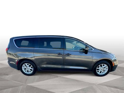 Used 2023 Chrysler Pacifica Touring-L image 9