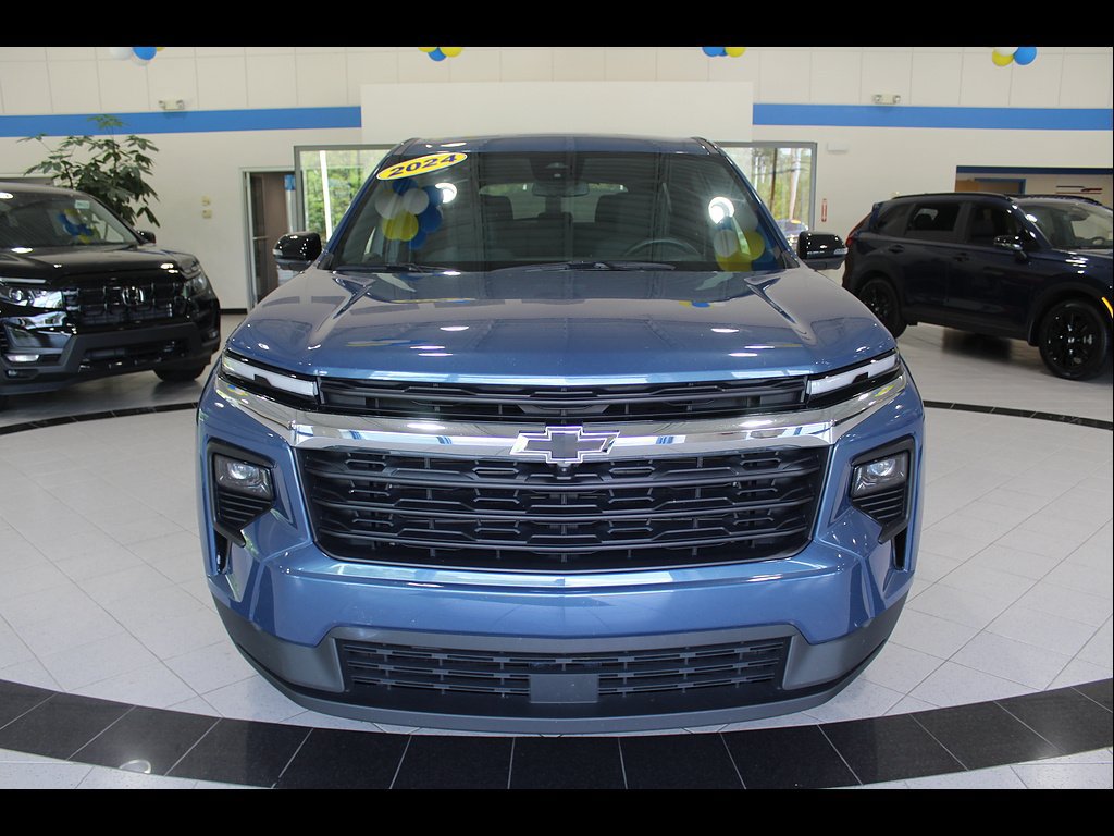 Used 2024 Chevrolet Traverse LS FWD image 2