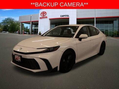 Used 2025 Toyota Camry SE image 8