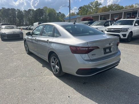 Used 2024 Volkswagen Jetta SE image 3