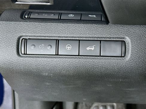 Used 2025 Nissan Pathfinder SV AWD/4WD image 17