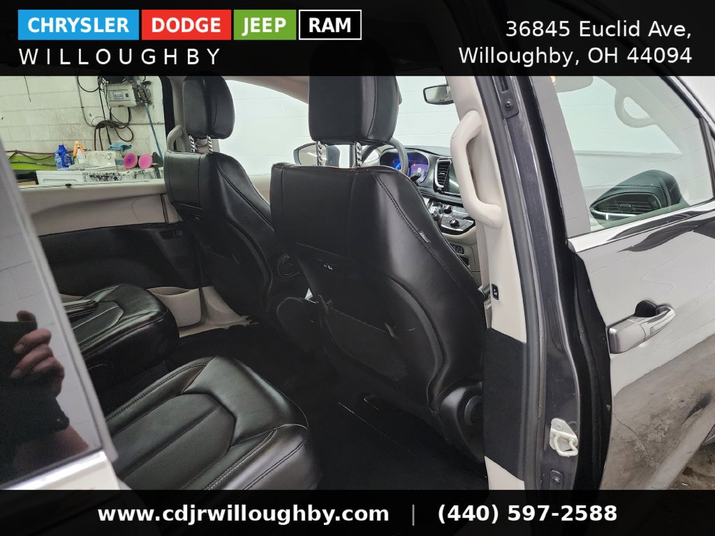 Used 2023 Chrysler Pacifica Touring-L AWD/4WD image 31