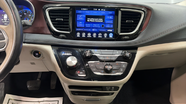 Used 2017 Chrysler Pacifica Limited w/ UConnect Theater Package FWD image 32