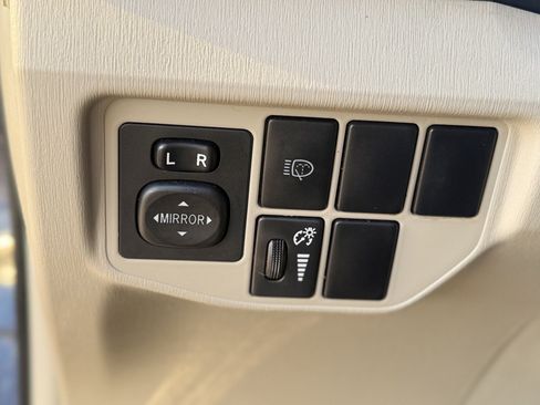 Used 2015 Toyota Prius Five FWD image 29