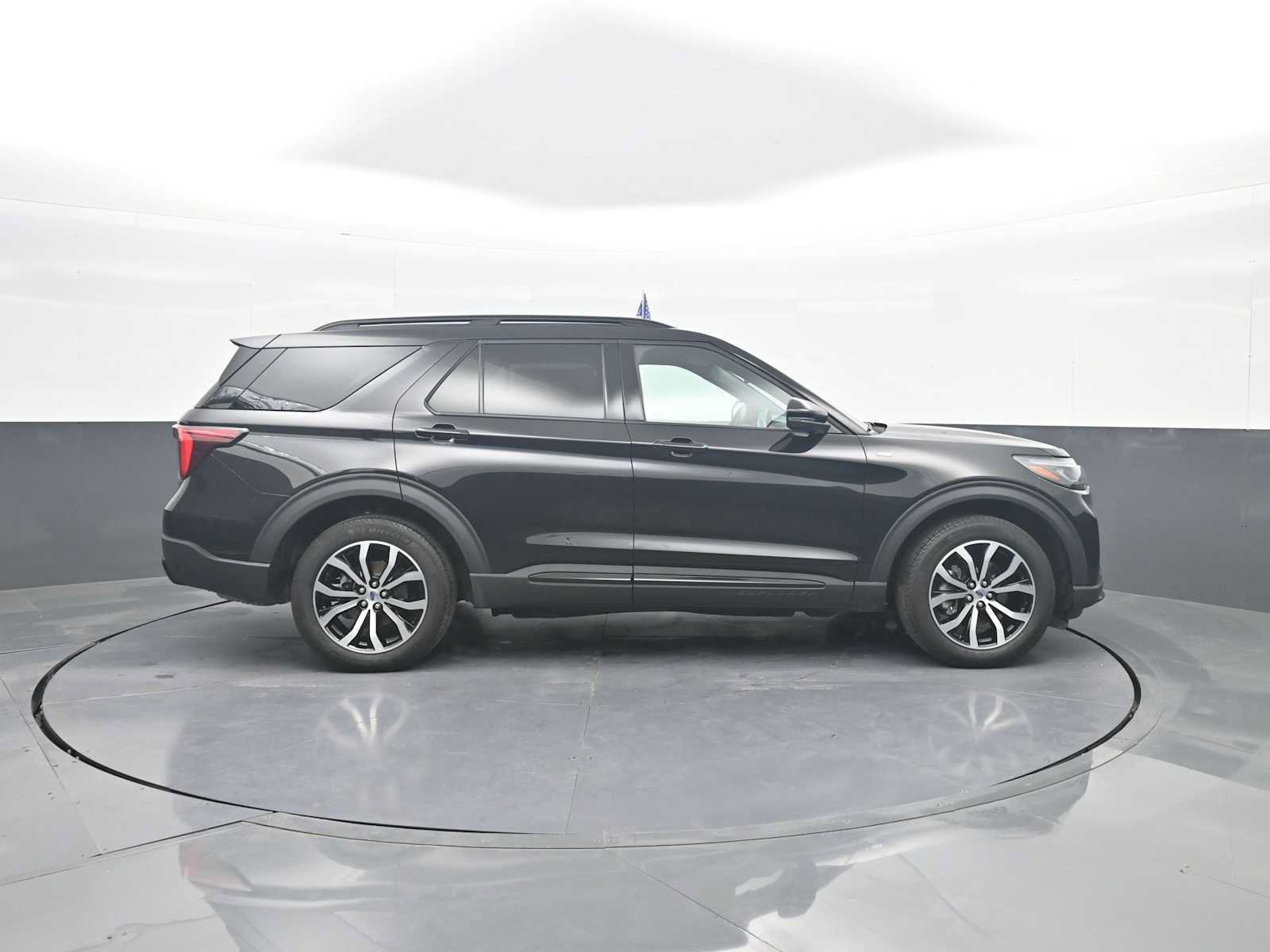 Used 2025 Ford Explorer ST-Line AWD/4WD image 9