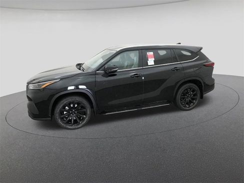 New 2026 Toyota Highlander XLE image 2