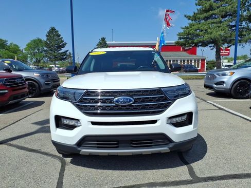 Used 2024 Ford Explorer XLT w/ Equipment Group 202A AWD/4WD image 3