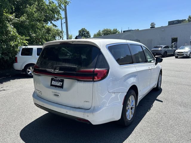New 2026 Chrysler Pacifica Select AWD/4WD image 8