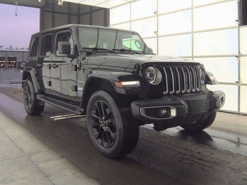 Used 2021 Jeep Wrangler Unlimited Sahara AWD/4WD image 3