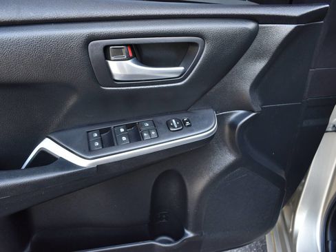 Used 2015 Toyota Camry SE FWD image 16